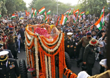 सीडीएस जनरल बिपिन रावत को आखिरी विदाई देते भारतवासी।