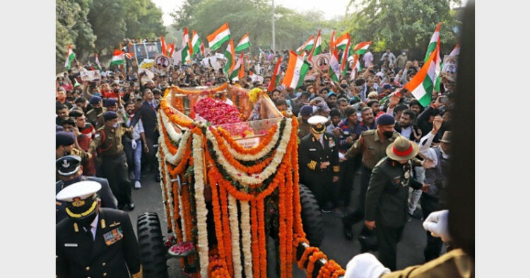 सीडीएस जनरल बिपिन रावत को आखिरी विदाई देते भारतवासी।