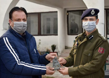 अभिलेखागार विभाग के उपनिदेशक मुश्ताक अहमद बेग को देवी दुर्गा की मूर्ति सौंपते एसएसपी ताहिर सलीम खान।