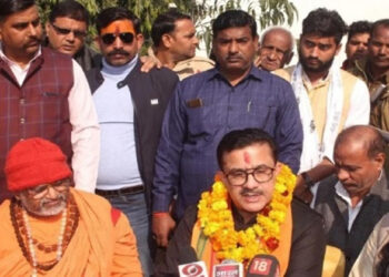 पत्रकारों से बातचीत करते जितेंद्र नारायण त्यागी
