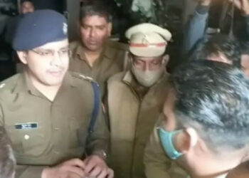 कार्रवाई करती पुलिस