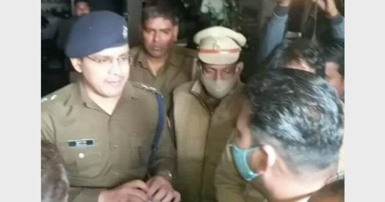 कार्रवाई करती पुलिस