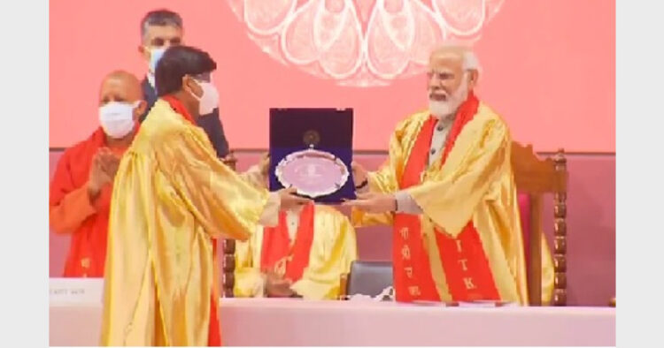 प्रधानमंत्री नरेंद्र मोदी ने आईआईटी कानपुर के 54वें दीक्षांत समारोह में छात्रों को डिजिटल डिग्री प्रदान की।