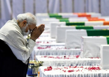 पालम एयरपोर्ट पर श्रद्धांजलि अर्पित करते प्रधानमंत्री श्री नरेंद्र मोदी