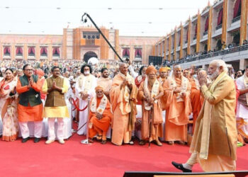 काशी में संतों का अभिवादन करते प्रधानमंत्री श्री नरेंद्र मोदी