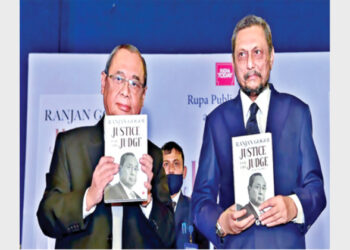 भारत के पूर्व मुख्य न्यायाधीश न्यायमूर्ति रंजन गोगोई निवर्तमान मुख्य न्यायाधीश न्यायमूर्ति शरद अरविंद बोबडे के साथ अपनी पुस्तक ‘जस्टिस फॉर जज’ के विमोचन के अवसर पर। (फाइल फोटो)