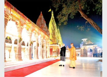 काशी विश्वनाथ मंदिर के नवर्निमित परिसर का अवलोकन करते प्रधानमंत्री नरेन्द्र मोदी एवं उत्तर प्रदेश के मुख्यमंत्री योगी आदित्यनाथ