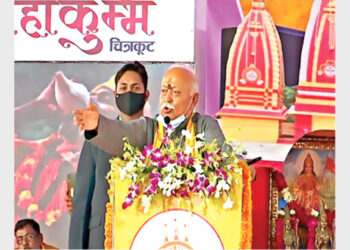 रा.स्व.संघ के सरसंघचालक श्री मोहनराव भागवत सहित अनेक संत-महात्माओं ने संबोधित करते