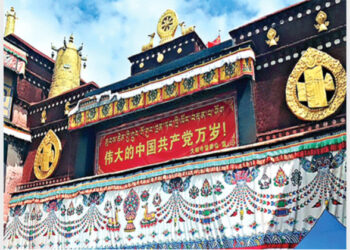 तिब्बत की क्षेत्रीय राजधानी ल्हासा में जोखांग मंदिर के सामने चीनी कम्युनिस्ट पार्टी की सराहना करता बैनर टंगा गया है। (रेडियो फ्री एशिया की वेबसाइट से साभार)