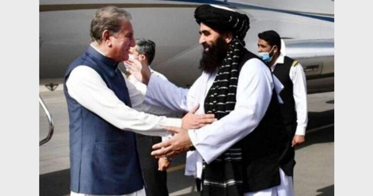 तालिबान लड़ाकों के नेता के गले लगते पाकिस्तान के विदेश मंत्री शाह महमूद (फाइल चित्र)
