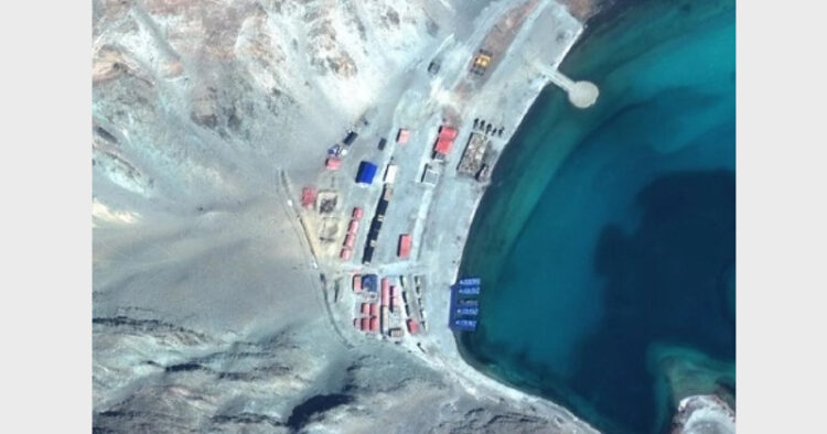 उपग्रह चित्र में पैंगोंग त्सो झील के पास चीन की बनाई पक्की इमारतें दिख रही हैं