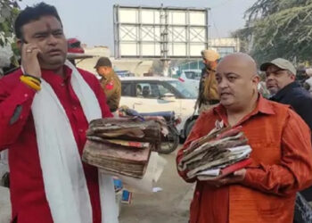 शिव सेना पंजाब के नेताओं ने सड़क किनारे मिले ग्रंथों को पुलिस को सौंपा