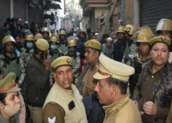 कार्रवाई करती पुलिस