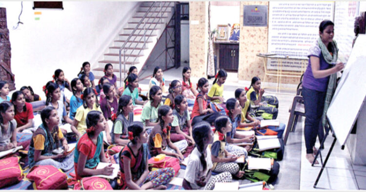 सेवा भारती, मालवा प्रांत द्वारा संचालित एक शिक्षण केंद्र में पढ़ते बच्चे।