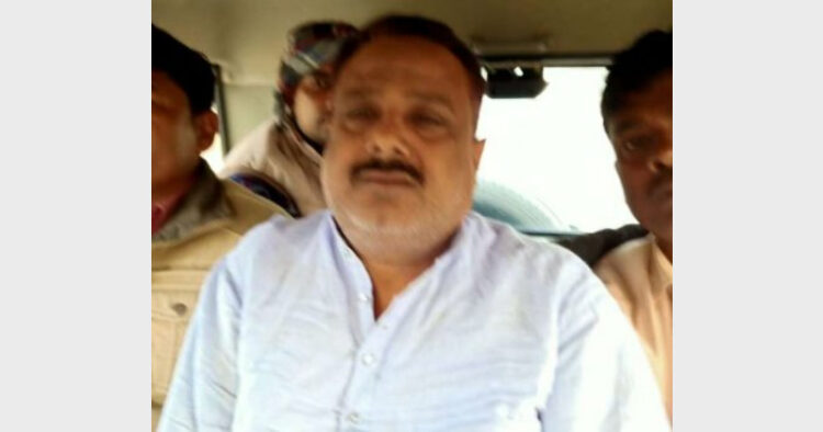 पुलिस की गिरफ्त में शराब तस्कर मुर्शीद आलम