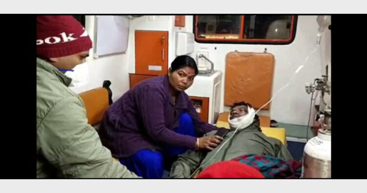 घायल सुरक्षाकर्मी रामकुमार टुडू को अस्पताल ले जाते लोग
