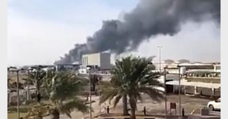 बम धमाकों के बाद हवाई अड्डे से उठता धुंआ