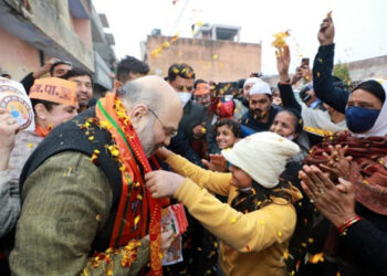 कैराना में जनसंपर्क अभियान के दौरान केंद्रीय गृहमंत्री अमित शाह का अभिवादन करते लोग।