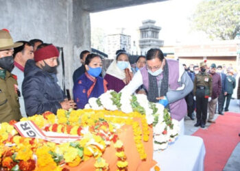 बलिदानी प्रदीप थापा को श्रद्धासुमन अर्पित करते मुख्यमंत्री पुष्कर सिंह धामी