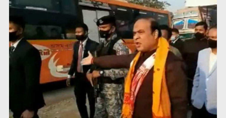 कुछ दिनों पहले काफिले के दौरान यातायात रोके जाने पर मुख्यमंत्री हिमंत बिस्व सरमा ने गहरी नाराजगी प्रकट की थी।