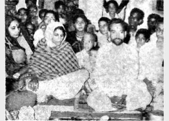 अपनी धर्मपत्नी के साथ हिन्दू धर्म में वापसी करते हुए मौलाना खुर्शीद आलम