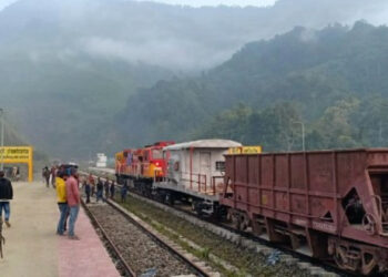 रेलवे स्टेशन पर खड़ी मालगाड़ी की तस्वीर