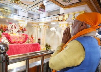 गुरुद्वारे में गुरु ग्रंथसाहब के दर्शन करते हुए प्रधानमंत्री नरेन्द्र मोदी (फाइल चित्र)