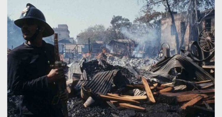 1993: मुम्बई बम विस्फोट के बाद का दृश्य (फाइल चित्र)