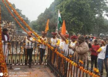 हुतात्माओं को नमन करते हुए