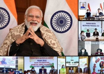 बच्चों से बात करते प्रधानमंत्री श्री नरेंद्र मोदी