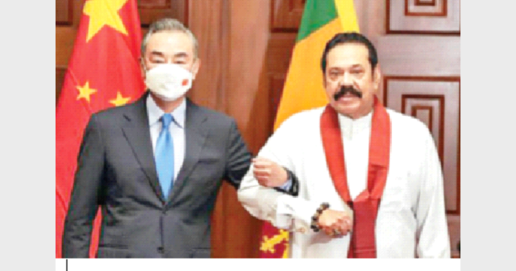 कोलंबो में चीन के विदेश मंत्री वांग यी ने 9 जनवरी, 2022 को श्रीलंका के प्रधानमंत्री महिंदा राजपक्षे से मुलाकात की।