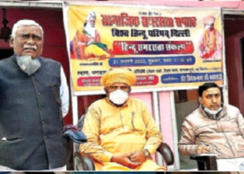 समरसता संकल्प सभा को संबोधित करते हुए श्री देवजी भाई रावत। मंच पर बैठैे हैं (बाएं से) श्री विवेकनाथ जी महाराज और श्री दिनेश हितैषी
