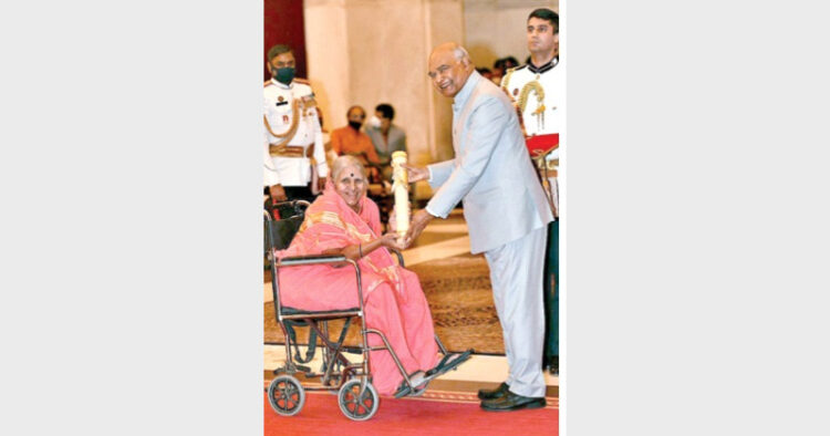 राष्ट्रपति रामनाथ कोविंद से पद्मश्री सम्मान ग्रहण करतीं सिंधु ताई सपकाळ