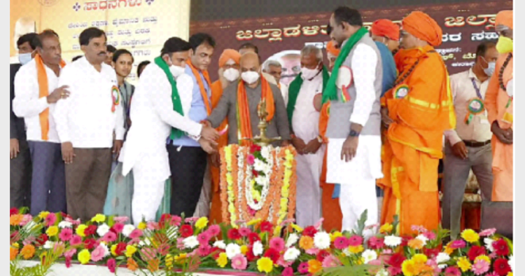 कर्नाटक के मुख्यमंत्री बसवराज बोम्मई ने संस्कृत विश्वविद्यालय की स्थापना समेत कई विकास कार्यों का उद्घाटन किया। इस पर विरोधियों ने संस्कृत के विरुद्ध अभियान छेड़ दिया।