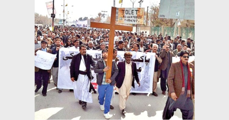 पकिस्तान में चर्च पर हमलों का विरोध करते ईसाई समुदाय