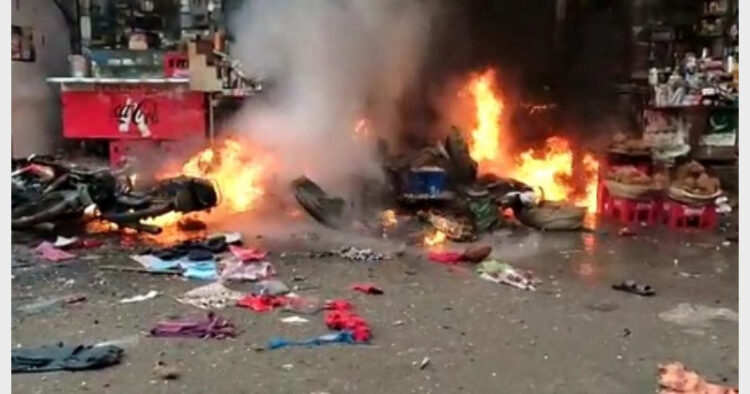 लाहौर के अनारकली बाजार में बम धमाके के बाद घटनास्थल का दृश्य