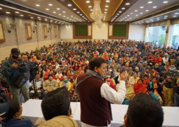 जनता को संबोधित करते मुख्यमंत्री पुष्कर सिंह धामी