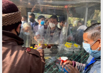 थालसेवा से भोजन लेते मुख्यमंत्री पुष्कर सिंह धामी