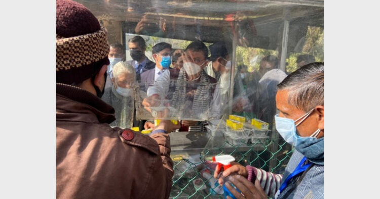 थालसेवा से भोजन लेते मुख्यमंत्री पुष्कर सिंह धामी