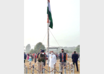 अगरतला में ध्वजारोहण के बाद तिरंगे को सलामी देते हुए श्री मोहनराव भागवतत
