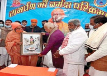 स्वामी ईश्वरानंद जी को मां नर्मदा का चित्र भेंट करते श्री मोहनराव भागवत