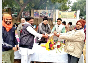 वाल्मीकि समाज के प्रतिनिधिमंडल को चेक भेंट करते हुए सेवा भारती के कार्यकर्ता