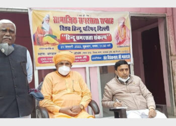 सामाजिक समरसता संकल्प सम्मेलन को संबोधित करते हुए श्री देवजी भाई रावत। मंच पर बैठे हैं बाएं से श्री विवेकनाथ जी महाराज और श्री दिनेश हितैषी