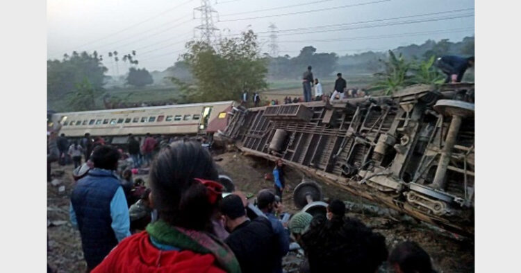 पश्चिम बंगाल में दुर्घटनाग्रस्त ट्रेन