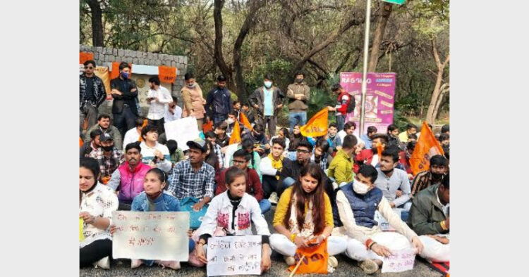 दिल्‍ली विश्‍विद्यालय परिसर और कॉलेज खोलने की मांग को लेकर अभाविप और डूसू के नेतृत्‍व में छात्र दो दिन से प्रदर्शन कर रहे हैं।
