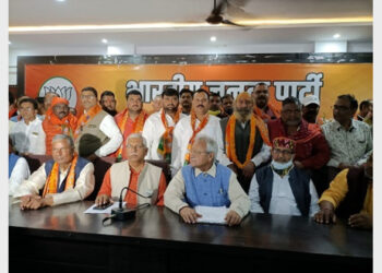 लक्ष्मीकांत बाजपेई की मौजूदगी में सपा-बसपा के नेता भाजपा की सदस्यता लेते हुए