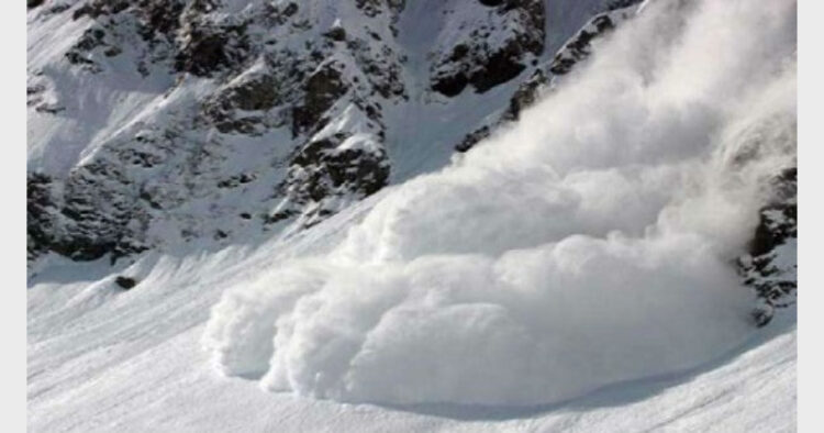 अरुणाचल प्रदेश के कामेंग सेक्टर में हिमस्खलन, सेना के 7 जवान फंसे