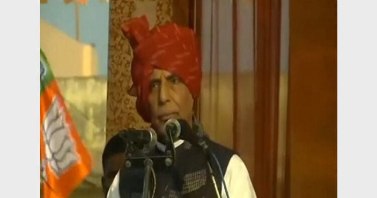 जनसभा को संबोधित करते केन्द्रीय रक्षा मंत्री राजनाथ सिंह
