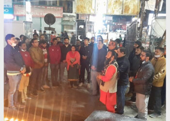 दीप प्रज्वलित कर श्रद्धांजलि देते हिंदू संगठनों के कार्यकर्त्ता