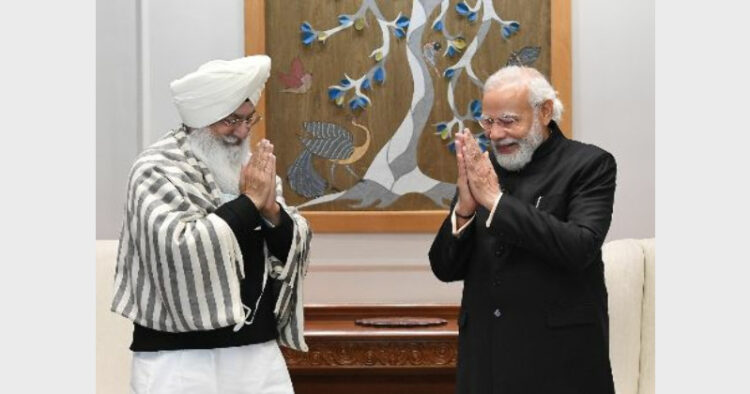 प्रधानमंत्री मोदी के साथ डेरा राधा स्‍वामी सत्‍संग ब्‍यास के मुखी की मुुलाकात को अहम माना जा रहा है।